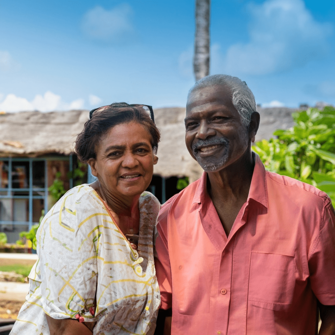 couple de personnes âgées profitant des avantages du viager occupé en Martinique